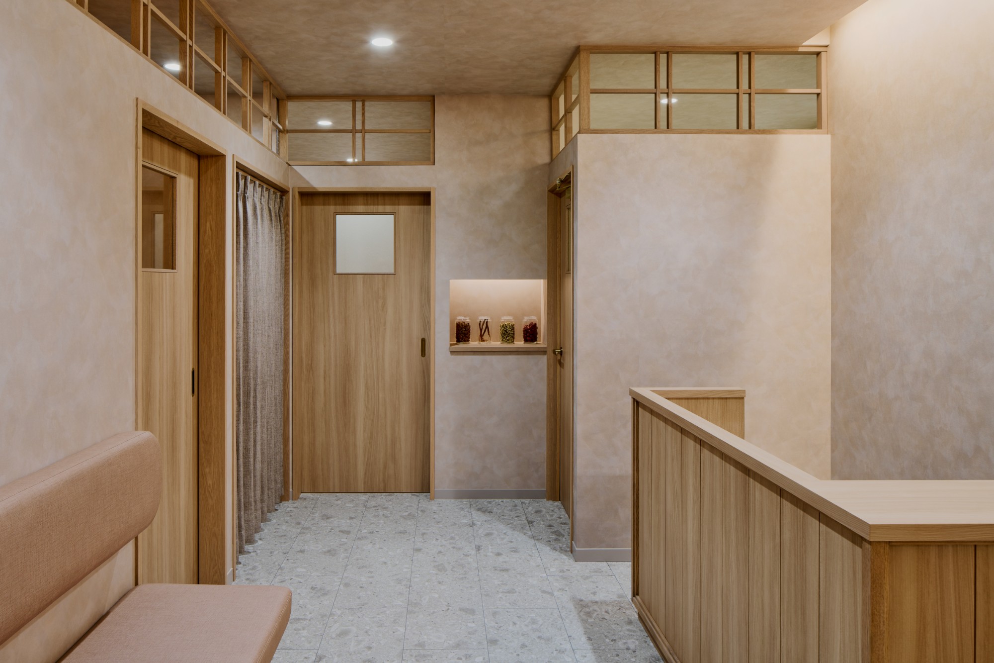 木の建具と生薬の瓶が並ぶ待合スペース